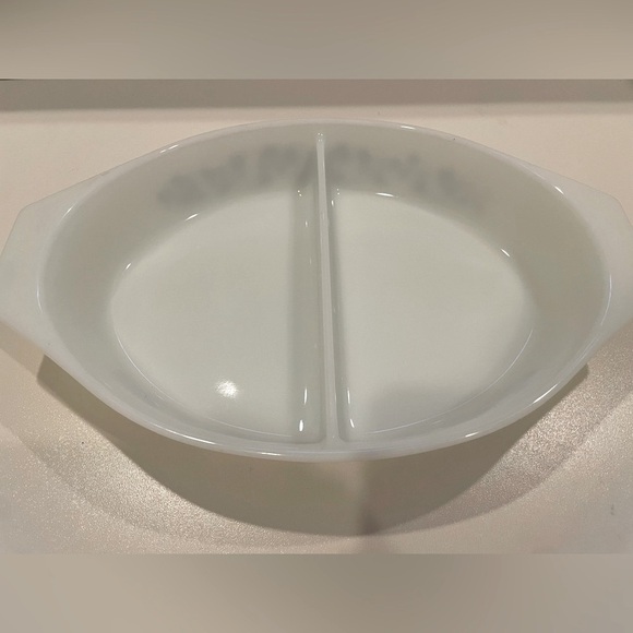 Vintage PYREX “Golden Acorn” 1.5 Qt Divided Baking and Storage Dish. No lid. - Picture 3 of 5